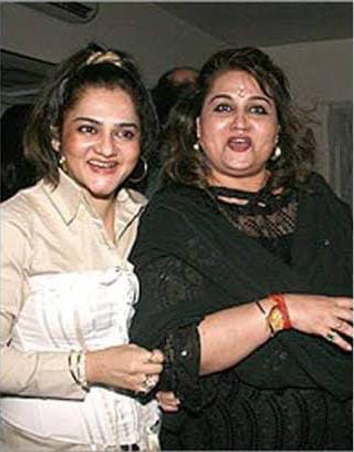 रीना रॉय की तरह ही बेहद ही खूबसूरत हैं उनकी बेटी सनम खान