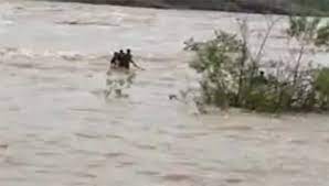 सेल्फी के चक्कर में बहाव में फंसे लोग