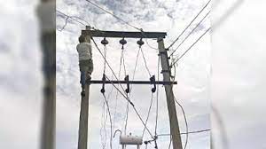 लाइट ठीक करने चढ़े युवक को लगा करंट