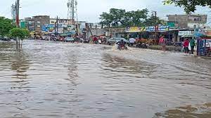 नाले में बहा बुजुर्ग,  तीन बच्चों को बचाया गया