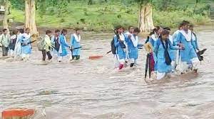 जान जोखिम में डालकर स्कूल जाते हैं छात्र