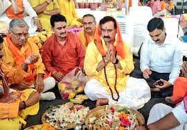 गृह मंत्री ने किया पार्थिव शिवलिंग निर्माण