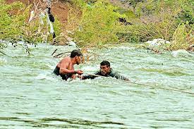 कलियासोत बांध के पास पानी में फंसे दो युवक