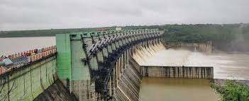 कलियासोत बांध के पास पानी में फंसे दो युवक