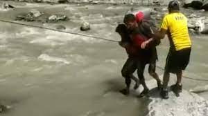 जलस्तर बढ़ने से 2 युवक नदी में फसे