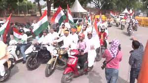 बाइक पर निकाली तिरंगा यात्रा