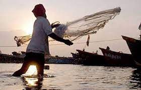 मछली पकड़ने की जाल में फंसा युवक  