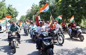 पत्रकारों की बाइक पर तिरंगा रैली