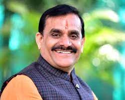 वीडी शर्मा ने बारिश में फहराया तिरंगा