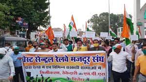 रेलवे की खराब सड़कों को लेकर प्रदर्शन