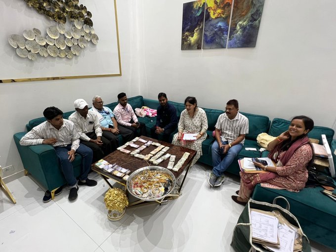RTO के घर 16 लाख नकद और जेवर मिले