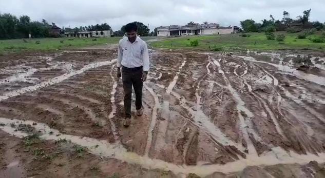 स्कूल जाने के रास्ते पर ग्रामीणों का कब्ज़ा