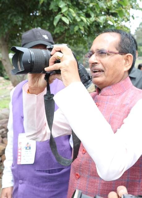 मुख्यमंत्री शिवराज बने फोटोग्राफर