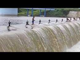 स्टंट का वीडियो बनवा रहा पुलिस वाला बह गया