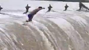 स्टंट का वीडियो बनवा रहा पुलिस वाला बह गया