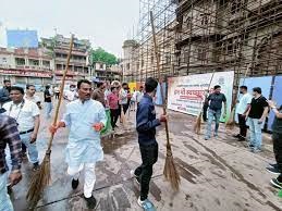 सफाईकर्मियों को छुट्टी इंदौरियों ने उठाई झाड़ू