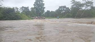 पुल पानी में डूबने से गांवों का संपर्क टूटा