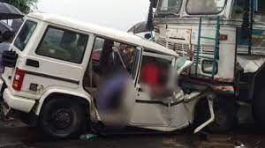 खड़ी हुई बोलेरो कार पर पलटा ट्रक  