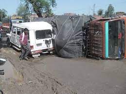 खड़ी हुई बोलेरो कार पर पलटा ट्रक  