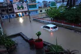 भारी बारिश के चलते कई जिलों में बाढ़ जैसे हालात