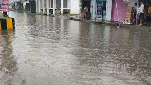 मूसलाधार बारिश से लोग परेशान