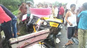 इंदौर-इच्छापुर हाईवे पर ऑटो-ट्रक की भिड़ंत