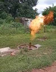हैंडपंप पानी के साथ उगल रहा आग