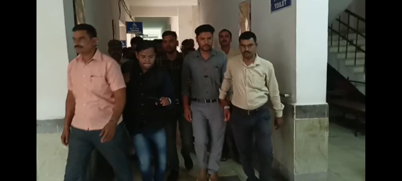 2000 की रिश्वत लेते रंगे हाथ पकड़ा