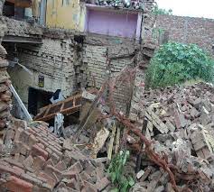 तीन मंजिला मकान भरभरा कर गिरा