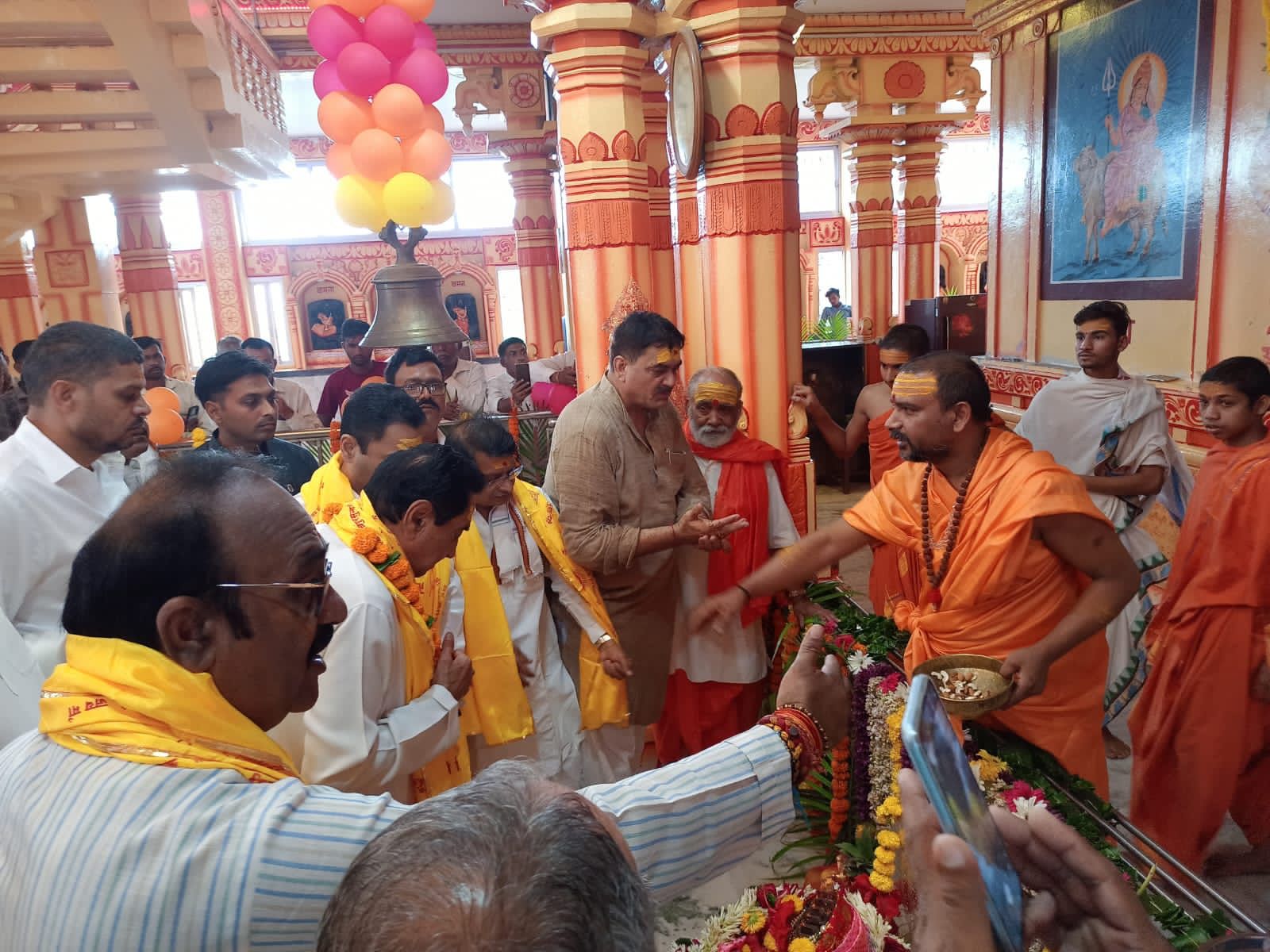 धर्मप्रेमी कांग्रेस नेता कमलनाथ पहुंचे परमहंसी आश्रम