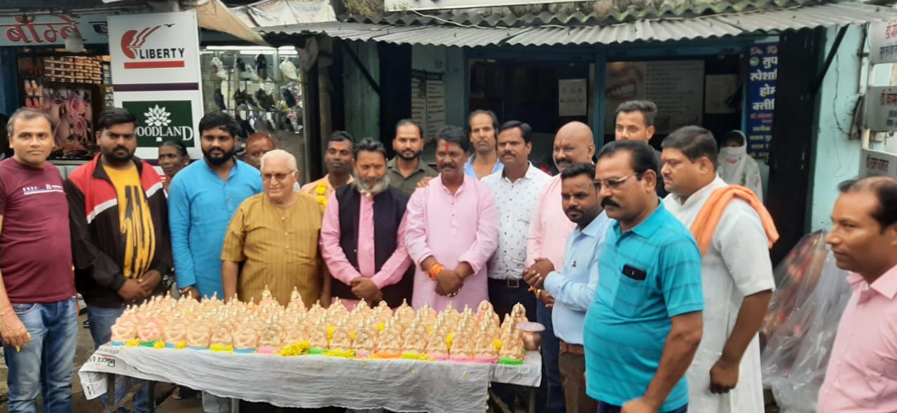 कन्याओं को दी मिट्टी की गणेश प्रतिमा