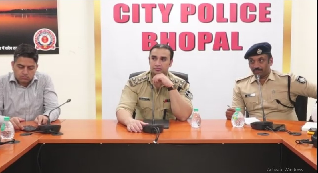 हथियारों के प्रदर्शन पर प्रतिबन्ध