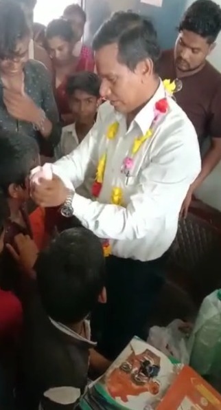 टीचर के ट्रांसफर पर फूट फूट कर रोये बच्चे