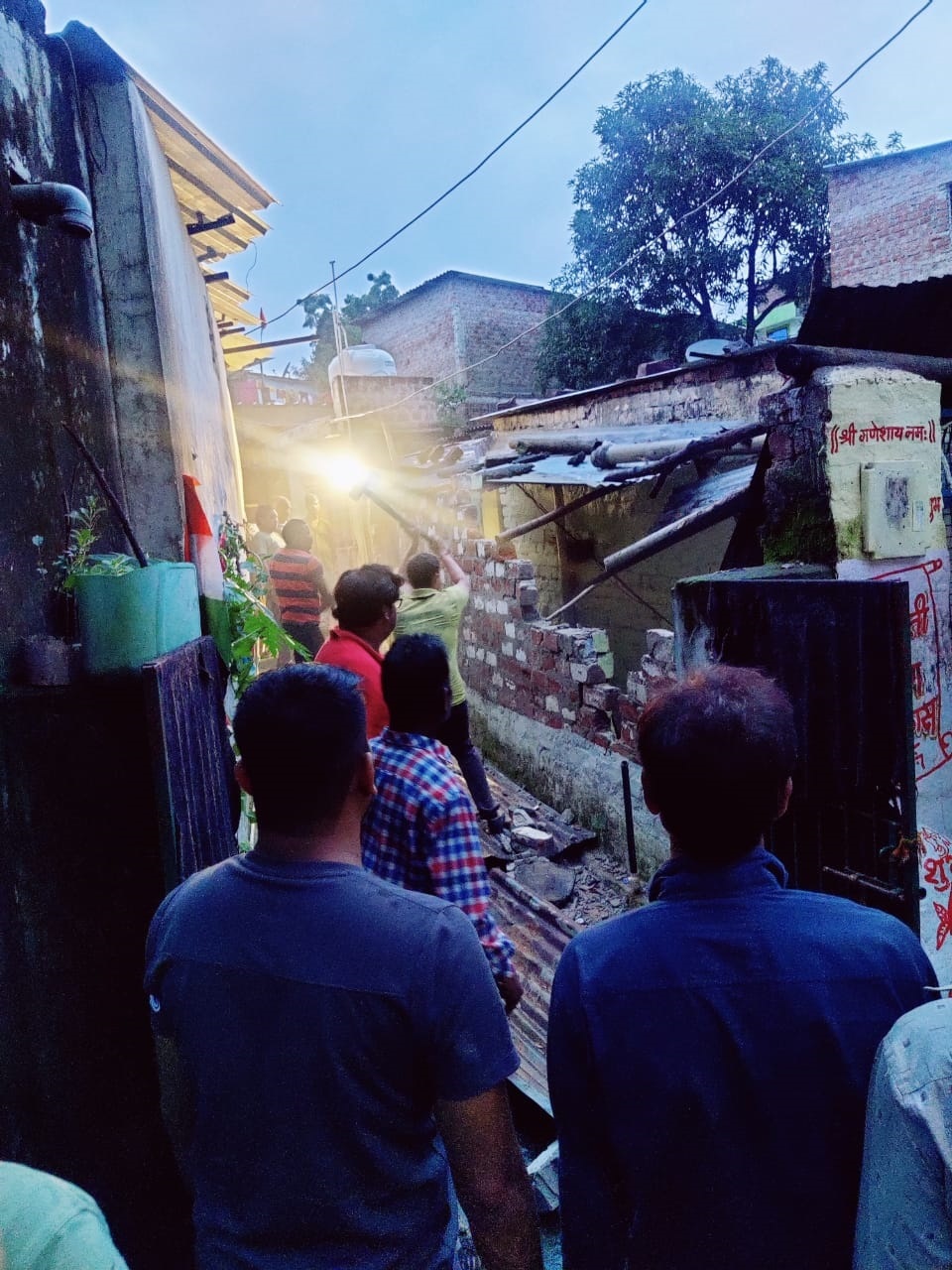 बिलाबोंग स्कूल कांड के आरोपी का घर तोड़ा गया