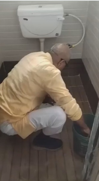 सांसद जनार्दन मिश्रा ने हाथ से साफ़ किया टॉयलेट