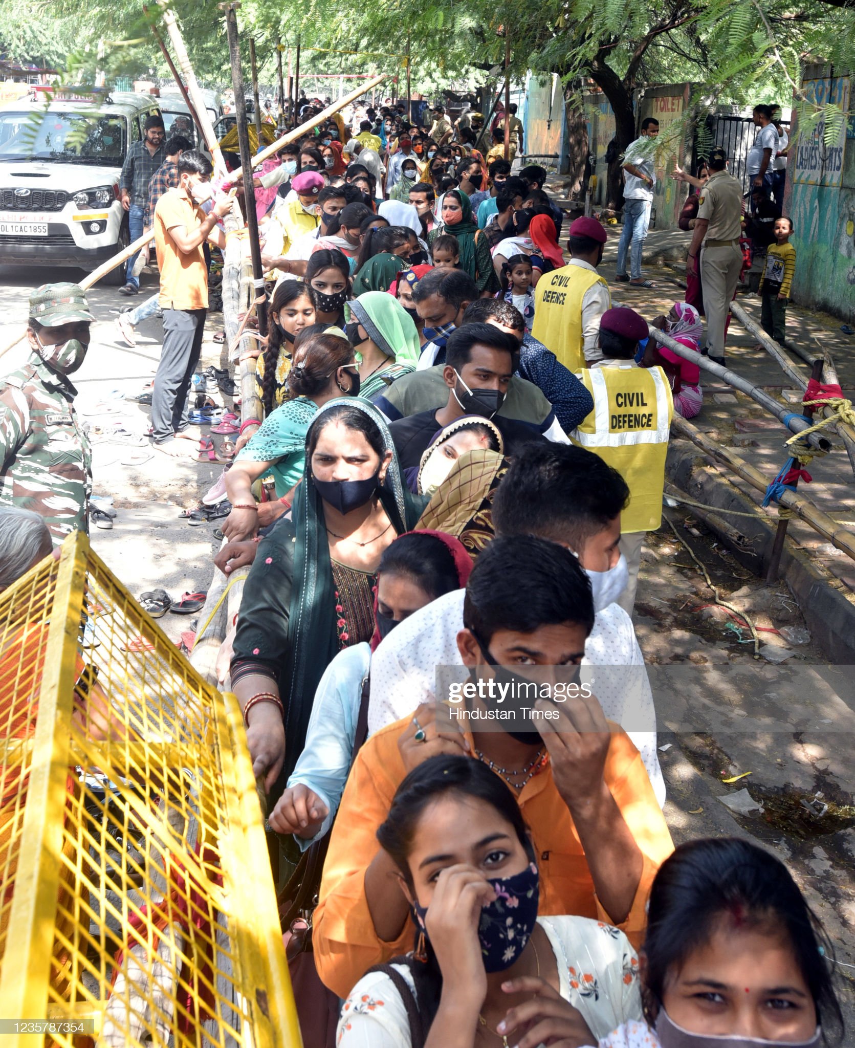 नवरात्र के पहले दिन मां शारदा मंदिर में भक्तों की भीड़