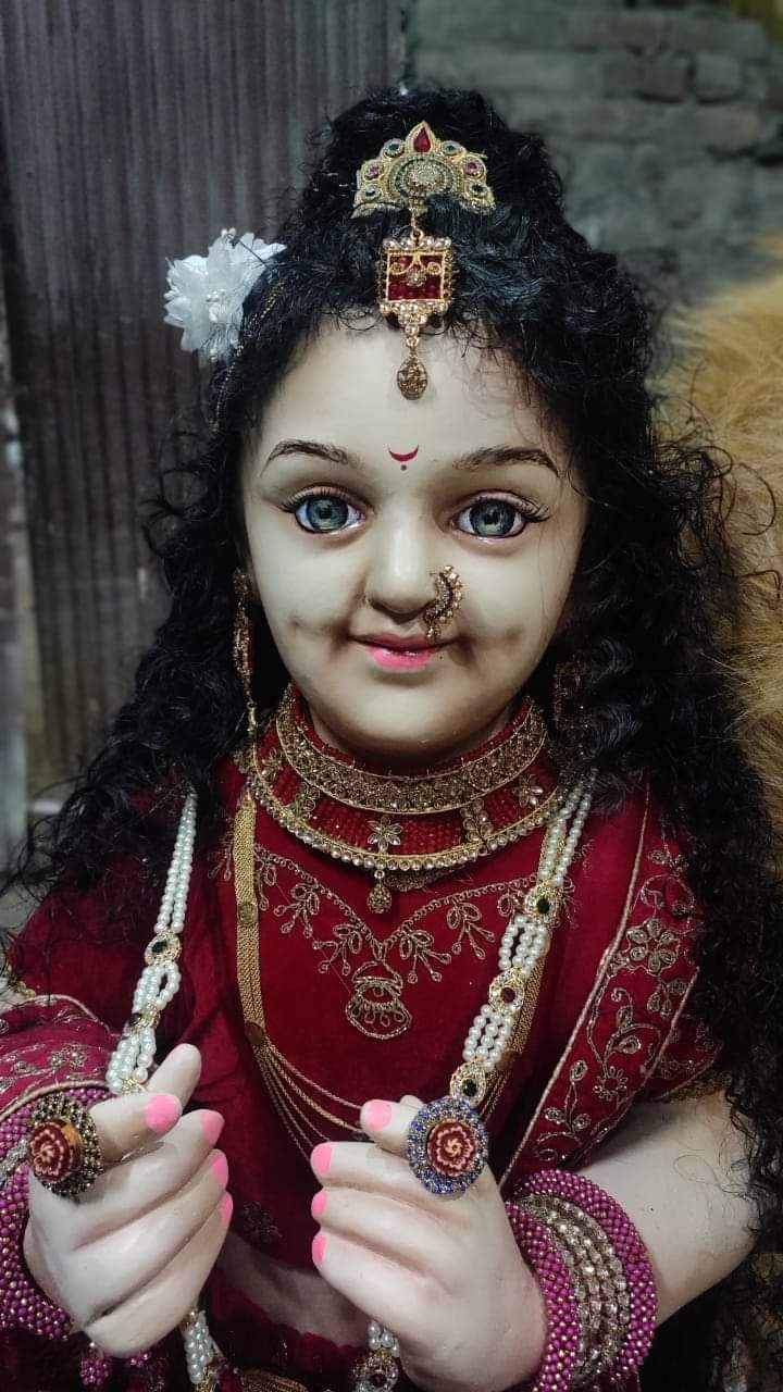 मूर्तिकार ने बनाई माता की बाल रूप मूर्ति