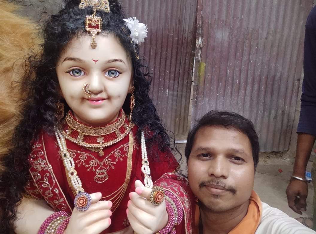 मूर्तिकार ने बनाई माता की बाल रूप मूर्ति