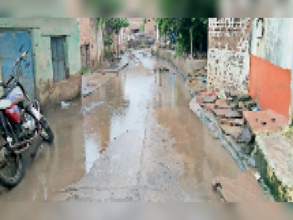 नाली नहीं होने से सड़कों पर भरा पानी  