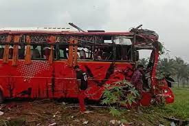 यात्रियों से भरी बस अनियंत्रित होकर पलटी