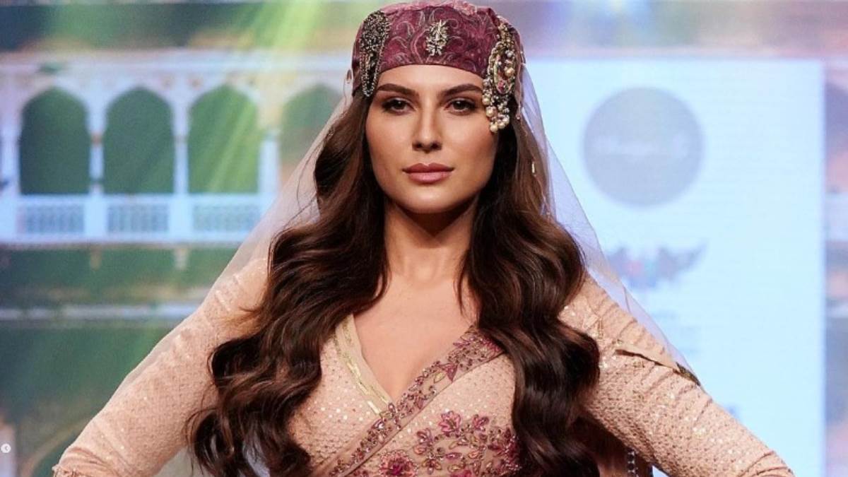 हिजाब के विरोध में निर्वस्त्र हुईं सेक्रेड गेम्स फेम एलनाज नोरौजी