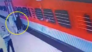 चलती ट्रेन पर चढ़ रहे बुजुर्ग का फिसला पैर