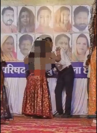 नगर पालिका कर्मी की नृत्यांगना के साथ गलत हरकत