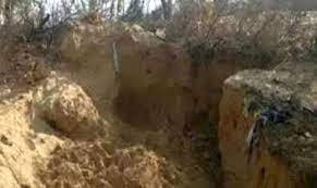 मिट्टी धसने से चार साल की बच्ची दबी