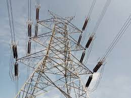 बिजली की तार पर उलटा लटका सिरफिरा युवक