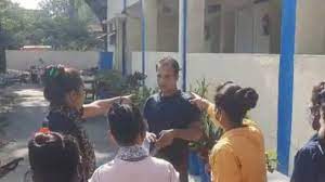 लड़कियों ने जड़े होमगार्ड को थप्पड़