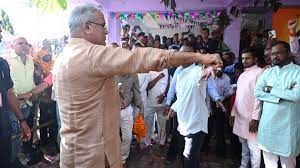 सीएम भूपेश बघेल ने हाथों में लगवाए सोटे