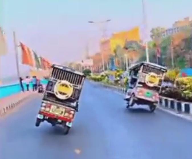 दो ऑटो चालकों ने दो पहिये पर दौड़ाया ऑटो