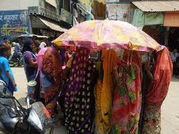 प्रसूता को सड़क पर देना पड़ा बच्चे को जन्म