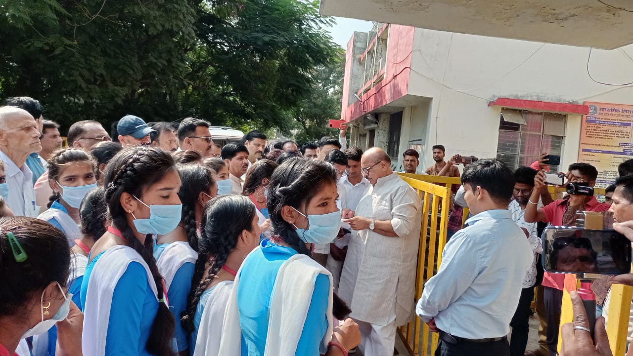 छात्राओं ने स्कूल स्थानांतरण को लेकर सौंपा ज्ञापन